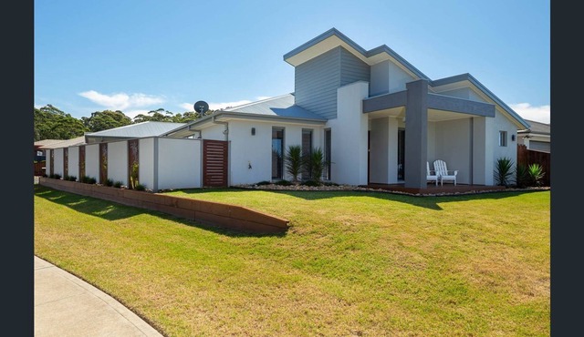 Located in the prestigious Barlings Beach Estate