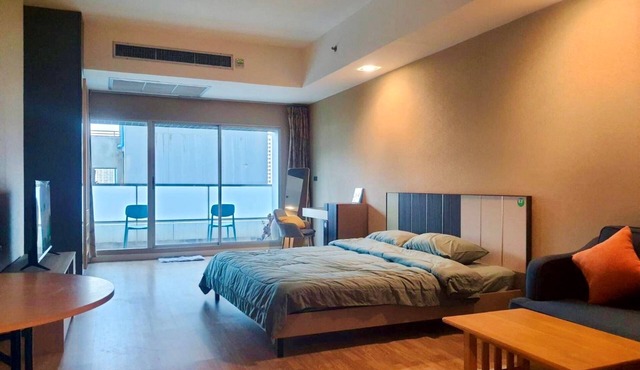 Location at the center of Bangkok. Convenient to travel around city.
