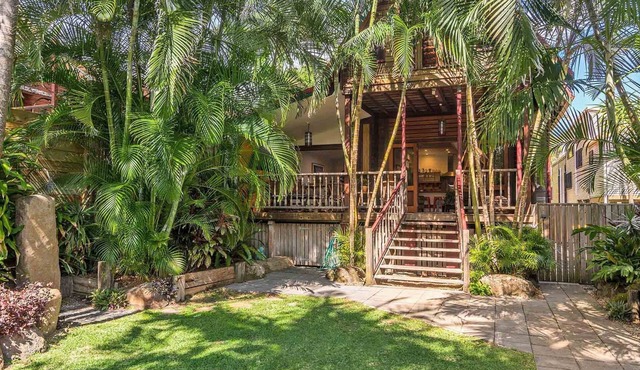 Longhouse - spacious 4 BR Belongil Beach retreat
