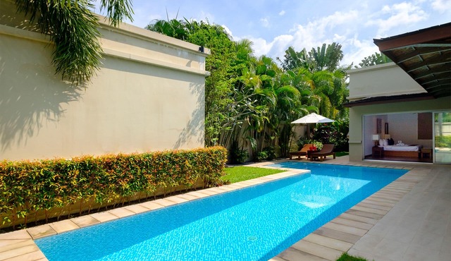 Luxe 2br Pool Villa walk to Bangtao Beach