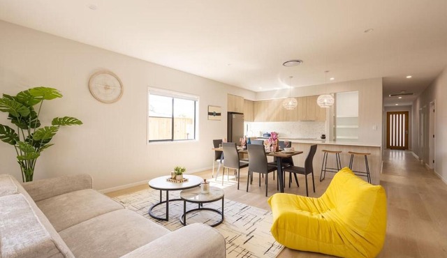 Luxurious 4 Bedroom Home with AC, Wi-Fi and SmartTV