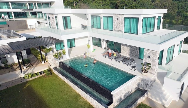 Luxurious 5-Bedroom Villa overlooking Pattaya City
