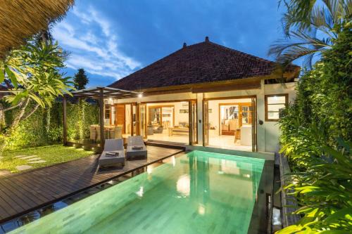 Luxurious and Cozy King Beds, Pool, closed living room