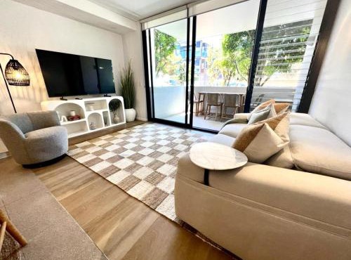 Luxury 1 BR Apartment in Randwick- Walk to hospital UNSW Dining W parking and lift and AC