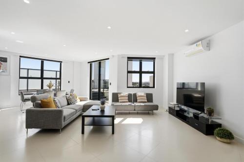 Luxury 3BR Penthouse with Parking & Walk to Darling Harbour & ICC & CBD & Chinatown