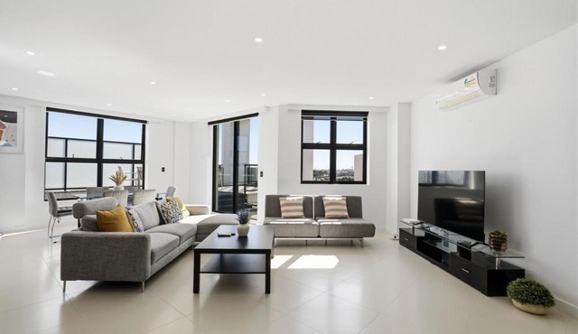 Luxury 3BR Penthouse with Parking & Walk to Darling Harbour & ICC & CBD & Chinatown