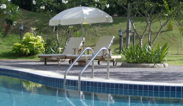Luxury Condo with sea views with enormous swimming pool & jacuzzi