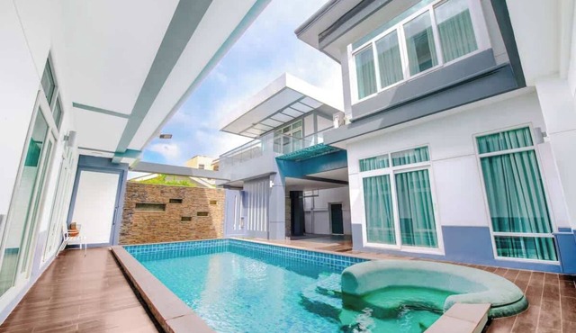 Luxury Pure Modern Pool Villa 5Bed Nr BTS|Central