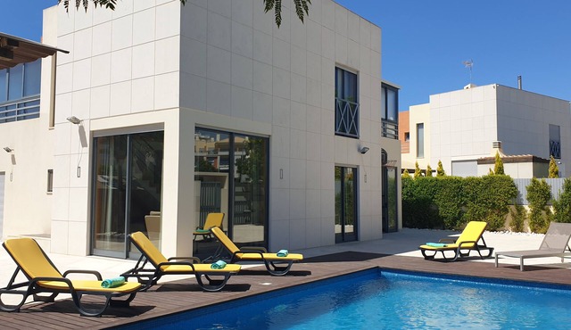 Luxury Villa Olivia 10-15min to the Oura Beach with a private swimming pool