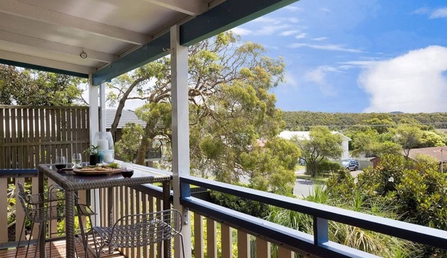 Maluhia A – perfectly located, relaxed upstairs unit. Close to Fingal Beach!