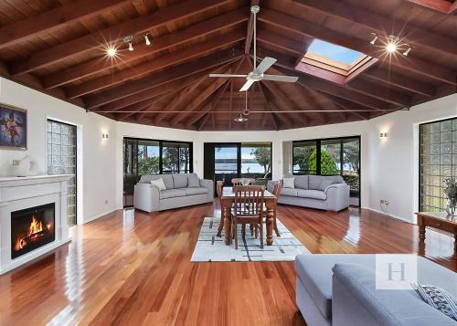 Mannering Lake House