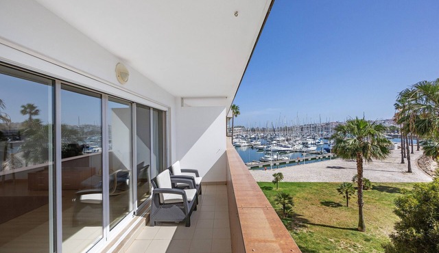 Marina Elegance by Lagos Apartment with Marina View, Private Covered Terrace & Wi-Fi