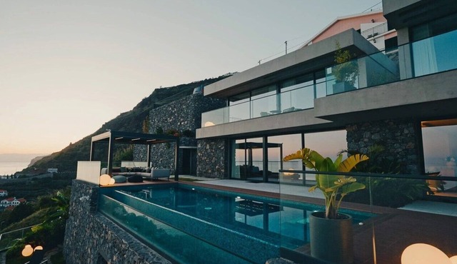 Mea Suna - Luxury Seafront Family Villa in Madeira