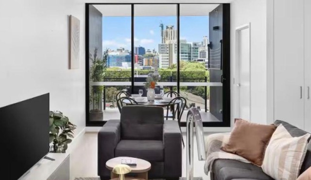 Milton Luxe 1Bd with City Views Pool Car Park Balcony Walk to Suncorp