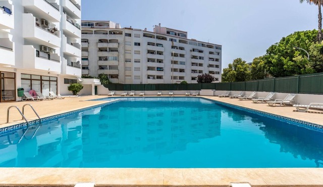 Modern 2 BDR Flat W/Balcony and Pool by LovelyStay