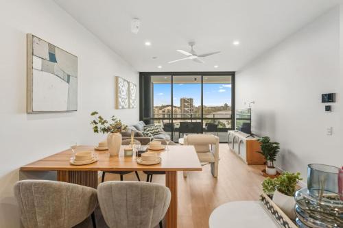 Modern 2BR Apartment on Coronation Drive, Toowong