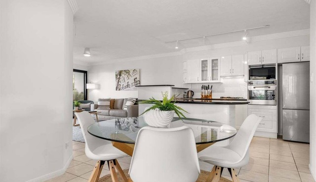 Modern 3-Bed Riverfront Apt w/Pool in New Farm