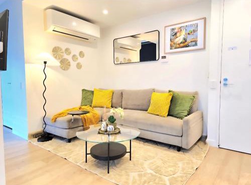 Modern CBD Apartment With Skyline Views , Pool Gym & Free Parking