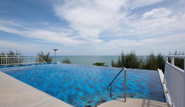 Modern well kept sea front condo in Mae Phim Beach