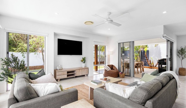 Mooloolaba Parkway Palms Retreat | Spacious 3BR with Patio & BBQ | Pet-Friendly