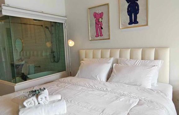Mr Black & Ms White -Self Check in accommodation