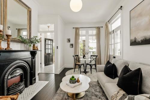 Narraweema Guesthouse - Historic Luxury Accommodation
