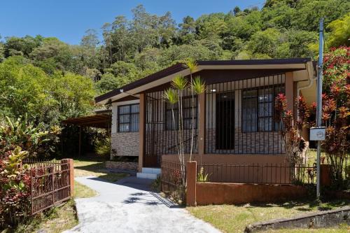 Nature Retreat in Turrialba Fast WiFi and Peaceful