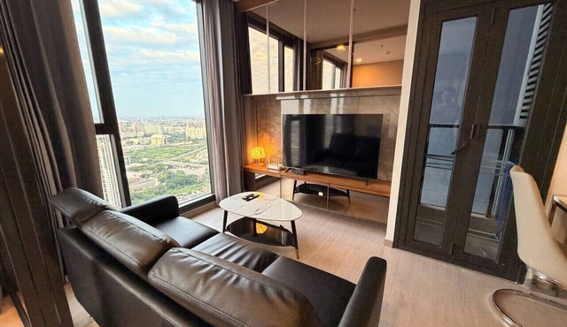 Near Central Rama 9 w/Walk-in Closet, Golf, Pool & Gym