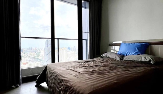 Near Terminal 21 w/Balcony, Pool, Gym & Walk to MRT