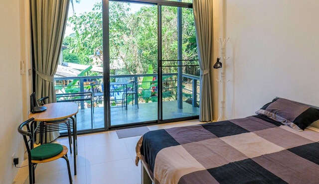 New bungalow with WiFi, AC and huge balcony in welcoming Koh Chang