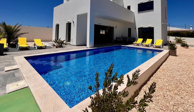 New modern villa w/pool — 5 min from the beach!