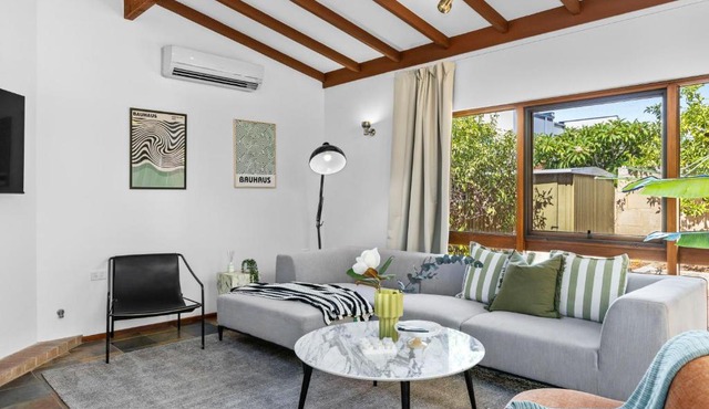 North Perth 3BR Home Steps To Hyde Park & Dining