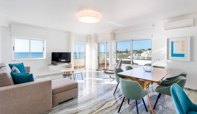 Ocean View 2 BDR Flat With Balcony by LovelyStay