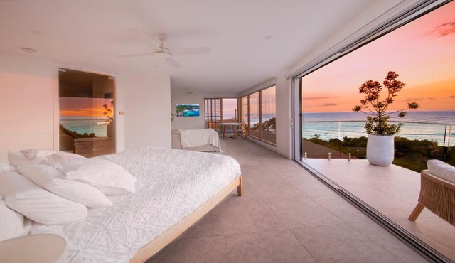 Oceanfront luxury apartment with views, king bed & private balcony