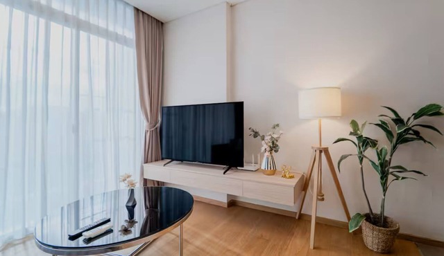 Panoramic 2BR near Ekkamai with Infinity Pool