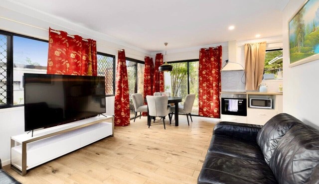Peaceful Daisy Hill 2BR Retreat with Garden Views, Tennis & Parking