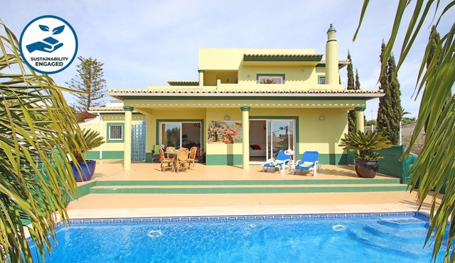 Peaceful villa with heatable pool
