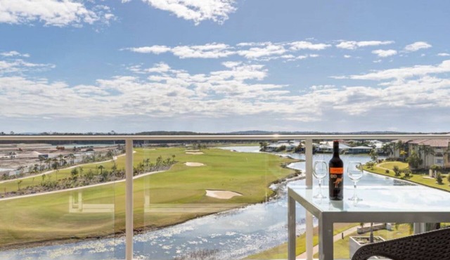 Pelican Waters U424 Lake & Golf Course Views