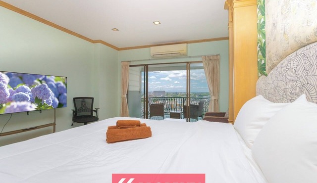 Penthouse Studio w/Mountain View