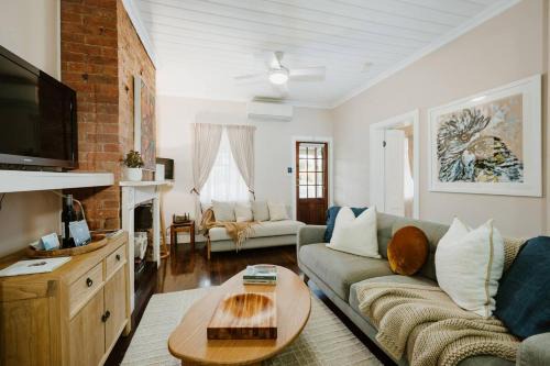 Percy's Cottage - Storybook Heritage Charm in Town
