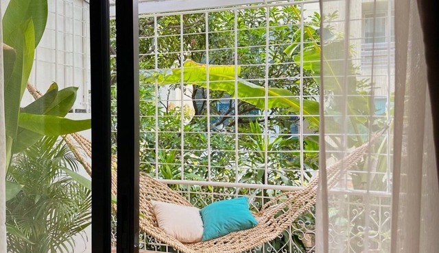 Perfect 6-bedroom townhome with AC in vibrant Asok