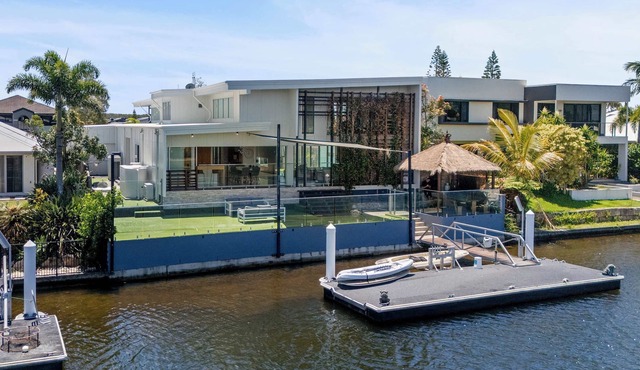 Pet Friendly Canalhouse- Pontoon, Pool, Pizza Oven