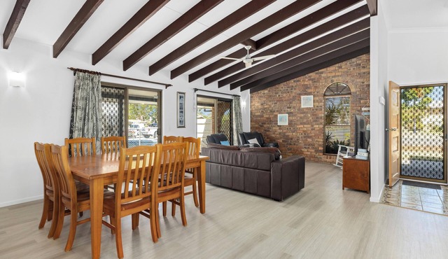 Pet Friendly/Stroll to the beach