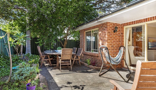 Pet friendly villa retreat in East Thirroul. 420m to patrolled beach and pool