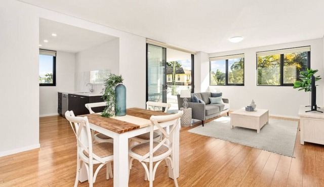 PET :) HAMPTONS RETREAT IN THE HEART OF ROSEHILL