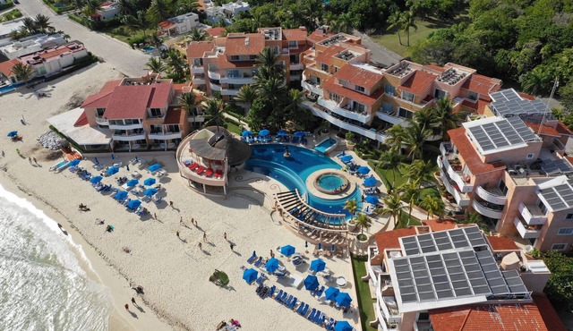 PLAYA: SMACK ON BEACH/MULTI-SERVICE RESORT: Roomy 3-Bedroom 3-Bath 2-Balconies