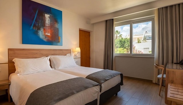 Pleasant Stay! Kitchenette, Pool, Pets Allowed, Near Boavista Golf Course!