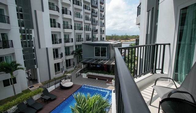 Pool view balcony 1 bdrm, modern style w Wi-Fi and AC near the beach