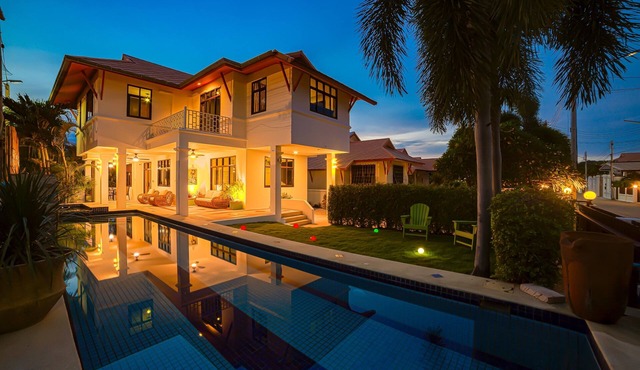Pool villa 4 BR walking to Beach HV