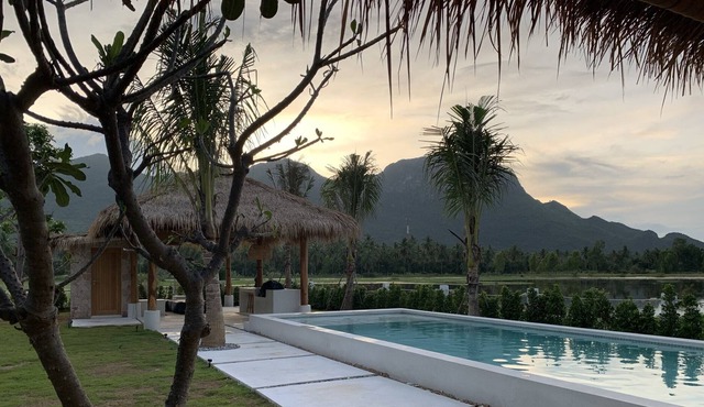 Pool villa nestled between the beach and mountains